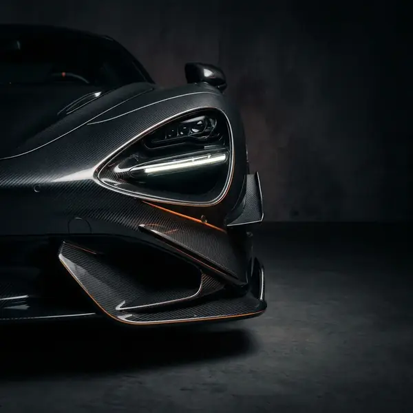 Détail de la lame avant et de l'optique LED d'une supercar, éléments en carbone