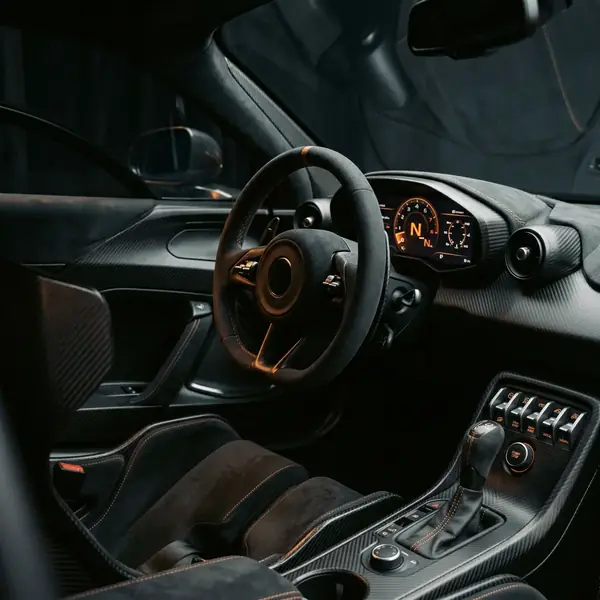 Cockpit de supercar en carbone et alcantara avec palettes au volant